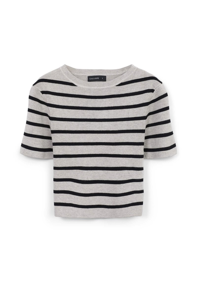 Maglione grigio chiaro a maniche corte con righe orizzontali blu navy e scollatura tonda. Realizzato in un morbido materiale a maglia testurizzata.