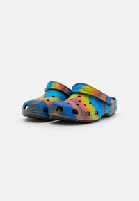 Crocs CLASSIC SPRAY DYE UNISEX - Pantolette flach - black/multi-coloured