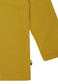 Top a maniche lunghe rigato di colore giallo senape, con taglio dritto e etichetta contrastante nell'angolo in basso a sinistra. Tessuto morbido, design semplice.