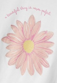Un tejido blanco presenta una gran margarita rosa estilizada con acentos de purpurina, un centro amarillo y un texto curvado en rosa en la parte superior.