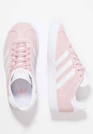 Paire de baskets en daim rose avec semelles blanches, trois bandes blanches Adidas sur les côtés et lacets roses, vues de dessus et de côté.