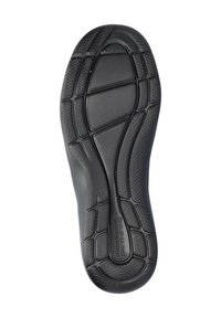 Černá gumová podrážka boty s texturovanými vzory pro lepší přilnavost a flexibilitu. Obsahuje označení "SKECHERS ON THE GO" poblíž paty.