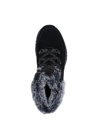 Bota de ante negra con cuello de piel sintética, con cordones redondos y ojales de metal. Punta redondeada y suela texturizada para mayor agarre.