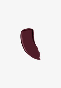 Traînée de rouge à lèvres bordeaux profond avec une texture lisse et courbée sur un fond blanc uni.