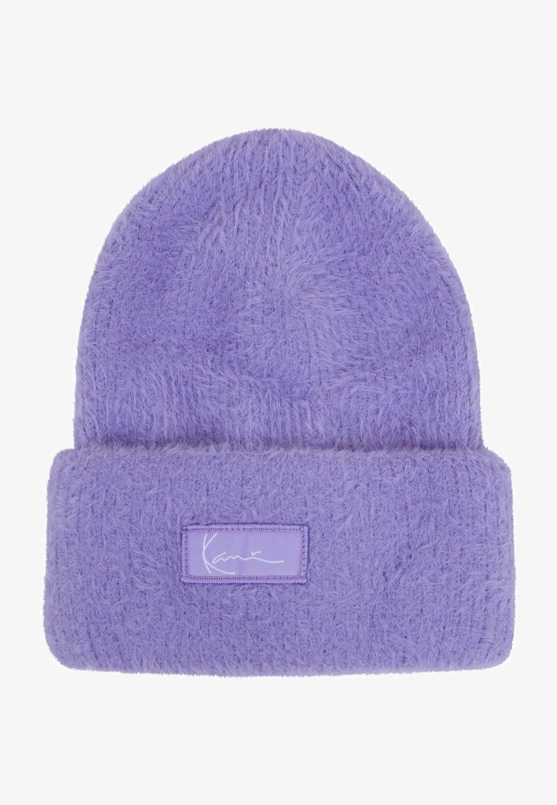 Paarse zachte beanie gemaakt van een zachte, gestructureerde stof. Heeft een omgeslagen rand en een rechthoekig logo-label aan de voorkant.
