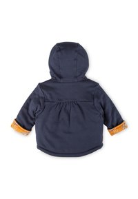 Dunkelblaue Kapuzenjacke für Babys mit hochgekrempelten senfgelben Ärmeln und Blätter- und Beerenmustern, von hinten gezeigt.