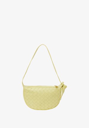 Sac à épaule en cuir tressé jaune avec une forme arrondie, dotée d'une fermeture éclair plate et d'un accent noué sur la sangle.