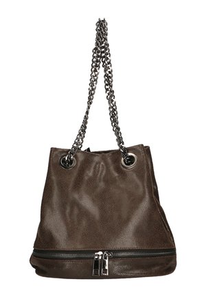 Borsa a mano in pelle marrone scuro con doppi manici a catena d'argento e una tasca orizzontale con cerniera nella parte inferiore frontale.