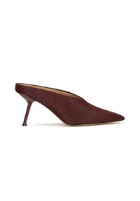 Burgundské zamšové muly s špičatou špičkou a 10 cm stiletto podpatkem. Disponují výřezovým designem a hladkým vnitřním podšíváním.