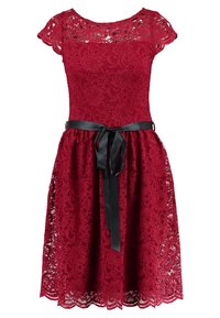 Robe en dentelle rouge à manches courtes, décolleté rond et ceinture en satin noir. Texture semi-transparente avec des motifs floraux.