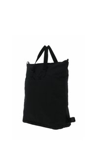 Zaino rettangolare nero con doppio manico superiore, tasca frontale e una cinghia laterale con fibbia, su sfondo bianco.