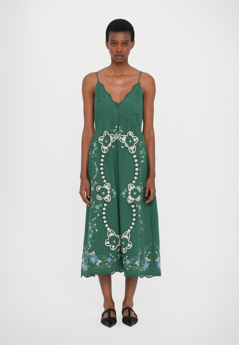 Πράσινο maxi φόρεμα με λεπτές τιράντες, διακοσμημένο με κεντημένα λουλουδάτα σχέδια και κούφια στρώση. Ελαφρύ ύφασμα με άνετη εφαρμογή.