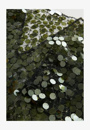 Schwarzer Netzstoff, der mit überlappenden grünen und silbernen runden Pailletten verziert ist und ein Karomuster aus goldenem Faden aufweist.