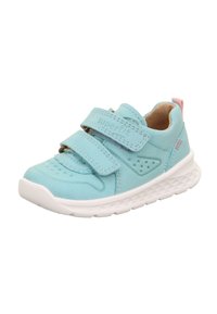 Hellesblaues Kinder-Sneaker mit zwei Klettverschlüssen. Weiche Textur, abgerundete Form und eine weiße, strukturierte Sohle. Verfügt über kleine Aussparungen an den Seiten.