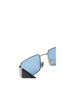 Occhiali da sole con lenti blu rettangolari, montatura in metallo argento e punte nere. Presentano un logo sul lato e sottili cuscinetti per il naso.