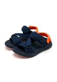 Sandales bleu marine avec des brides orange vif, dotées de fermetures velcro ajustables, de semelles texturées et d'un matériau léger.