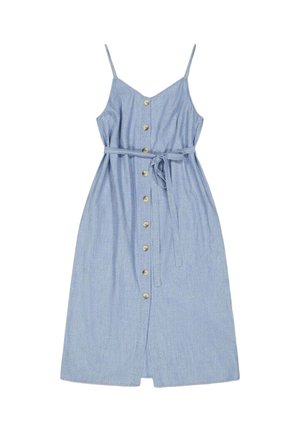 Lichtblauwe mouwloze midijurk met dunne bandjes, knopen aan de voorkant en een ceintuur met strik in de taille.