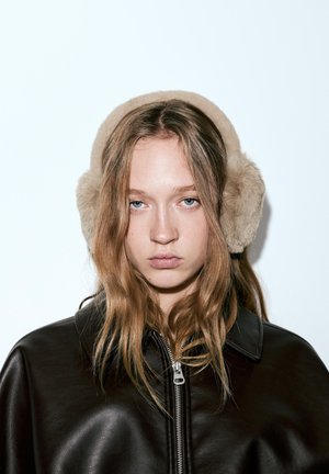 PULL&BEAR, Panta/korvaläpät - dark brown