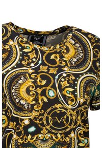 Zwart T-shirt met een gouden en groene barokke print, ronde hals, korte mouwen en een decoratief label met de tekst "1960."