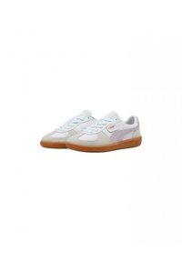 Zapatillas con un upper de cuero y gamuza blanca con acentos en rosa claro, punta redonda y suela de goma marrón. Cordoneras en bucle y detalles del logo de la marca.