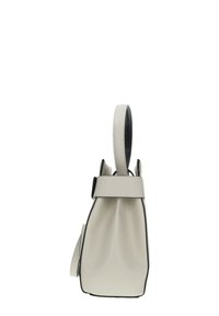 Borsa a tracolla in pelle bianca con una forma strutturata, caratterizzata da un design plissettato, dettagli neri, manico superiore e una tracolla staccabile.