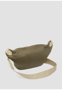 Oliwkowa torba nylonowa o zaokrąglonym kształcie, z zamkiem błyskawicznym i beżowym, regulowanym paskiem. Gładka tekstura i minimalistyczny design.