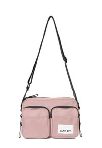 Borsa a tracolla rosa con cerniere nere, due tasche frontali e una tracolla regolabile, con un'etichetta che recita "DAY ET."