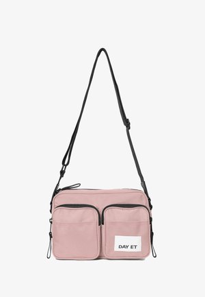 Borsa a tracolla rosa con cerniere nere, due tasche frontali e una tracolla regolabile, con un'etichetta che recita "DAY ET."