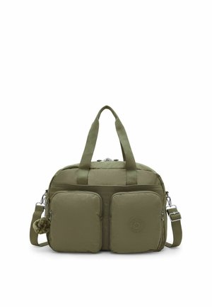 Nylon duffeltas in olijfgroen met twee voorzakken met rits, twee bovenhandvatten, verstelbare schouderriem en een klein bevestigd pluche sleutelhanger.