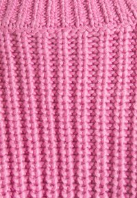 Tessuto a maglia di un vivace colore rosa, con un motivo testurizzato che presenta costine verticali e morbidi fili lanosi in tutto il tessuto.