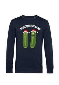 Granatowy sweter z kapturem z rysunkowymi ogórkami w czerwonych czapkach Świętego Mikołaja, z napisem "WESOŁEGO RICKMASU" powyżej. Wykonany z mieszanki bawełny.