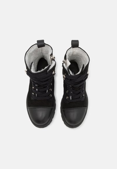 Botine din suede și piele negre, cu interior căptușit, vârfuri rotunde, șireturi și accente din metal cu fermoar. Prezintă un tab de tragere buclat.