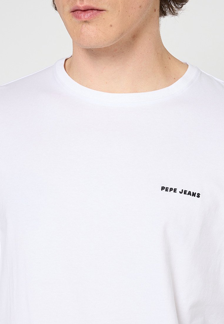 Camiseta blanca de algodón con cuello redondo y manga corta, con un pequeño logo bordado en negro de "Pepe Jeans" en el pecho.