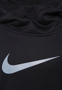 Felpa nera Nike con colletto alto, texture liscia e un grande logo swoosh argento sul davanti.