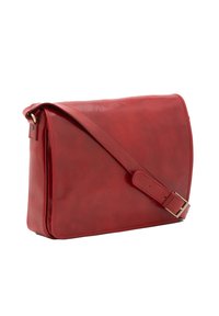 Borsa a tracolla rossa in pelle con una texture liscia, forma rettangolare, tracolla regolabile e un dettaglio in metallo dorato.
