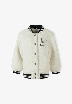 Veste bomber blanche en polaire duveteuse avec des poignets et un col en ribbed noirs. Présente des boutons-pression argentés et un "M" brodé sur le devant.