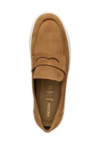 Scarpa slip-on in suede marrone con punta arrotondata, suola in gomma bianca e dettagli cuciti sulla parte superiore. Manto testurizzato con il logo all'interno.