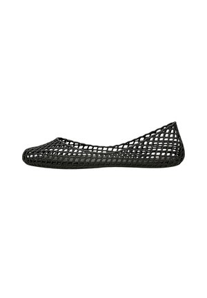 Schwarzer flacher Schuh mit atmungsaktivem, offenem Netzdesign, das die gesamte Oberfläche bedeckt, seitlich auf weißem Hintergrund dargestellt.