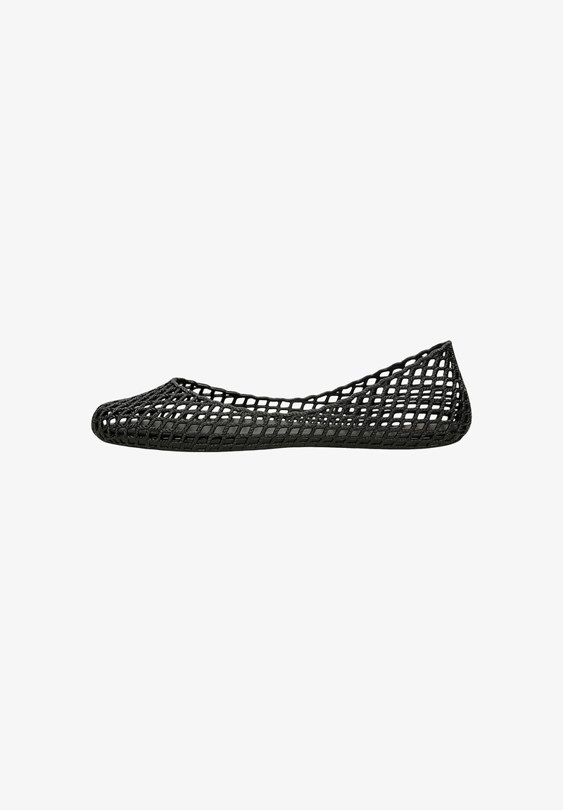 Chaussure plate noire avec un design en filet ouvert et respirant couvrant toute la surface, vue de profil sur fond blanc.