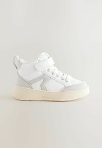Białe sneakersy za kostkę wykonane z materiałów skórzanych i zamszowych, z rzepem, teksturowanymi akcentami oraz kremową gumową podeszwą.