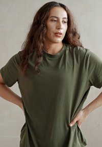 Nike Performance ONE RELAXED TOP - T-skjorte til trening - cargo khaki/black
