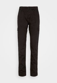 Pantaloni cargo neri in cotone con taglio dritto, dotati di tasche laterali e chiusura con zip. Il tessuto ha una texture liscia e un design minimalista.