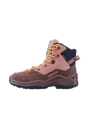 Scarponcino da trekking di altezza media marrone e rosa con lacci arancioni, imbottitura nera alla caviglia e suola nera robusta, con marchi "Lowa" e "Gore-Tex".
