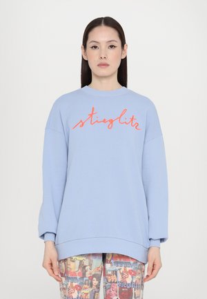 Felpa oversized azzurra con scollo rotondo e testo ricamato in corallo "stiglitz" sul petto. Tessuto in cotone morbido con vestibilità rilassata.