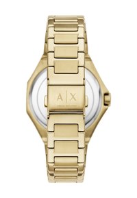 Gouden metalen horlogeband met sluiting waarop "A|X Armani Exchange" is gegraveerd, bevestigd aan een gedeeltelijk zichtbare ronde horloge- achterzijde.