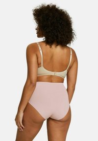 Soutien-gorge beige avec des bretelles réglables et un fermoir à crochet, associé à une culotte taille haute, lisse, de couleur rose clair. Tissu doux et design sans coutures.