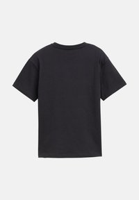 Czarny bawełniany t-shirt z krótkimi rękawami, okrągłym dekoltem i prostym krojem. Gładka tekstura bez widocznych grafik ani wzorów.