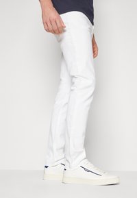 Armani Exchange Traperice ravnih nogavica - white