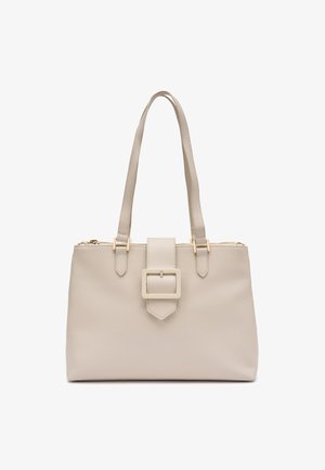 Bolso de piel beige con dos asas para el hombro, detalle central de hebilla y cierre superior con cremallera.
