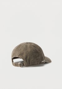 Rudas plaunamo medvilnės beisbolo kepuraitės su metaliniu sagties dirželiu ir mažu baltu "ARKK" logotipu šone, matomos iš galo ir šono.